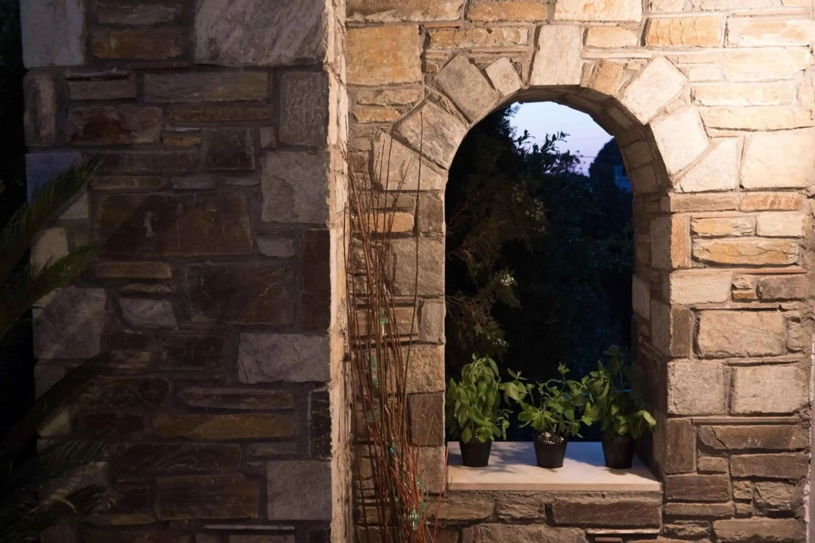 Tranquil Infinity Pool Getaway (private jacuzzi and steam bath, pool, garden, sea and city views)