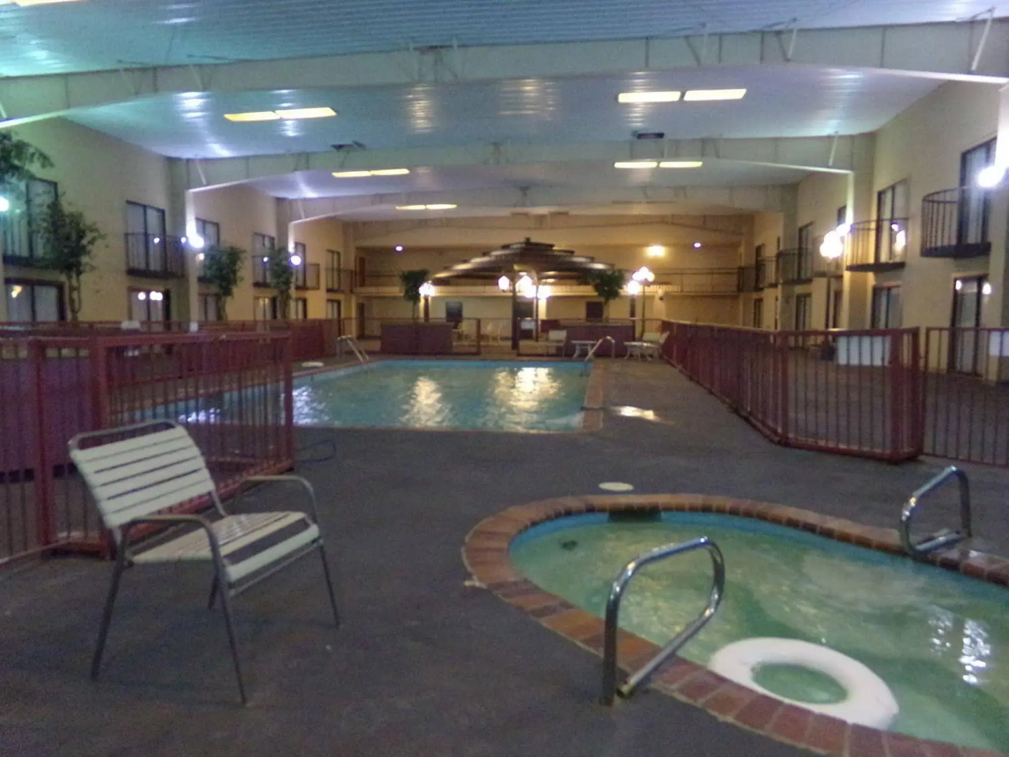 Econo Lodge Inn & Suites