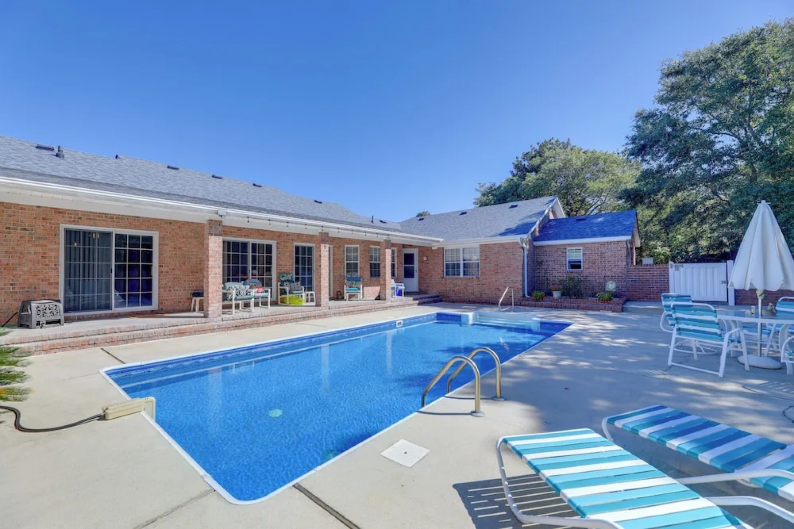 Pine Knoll Shores Getaway - Walk to Beach!