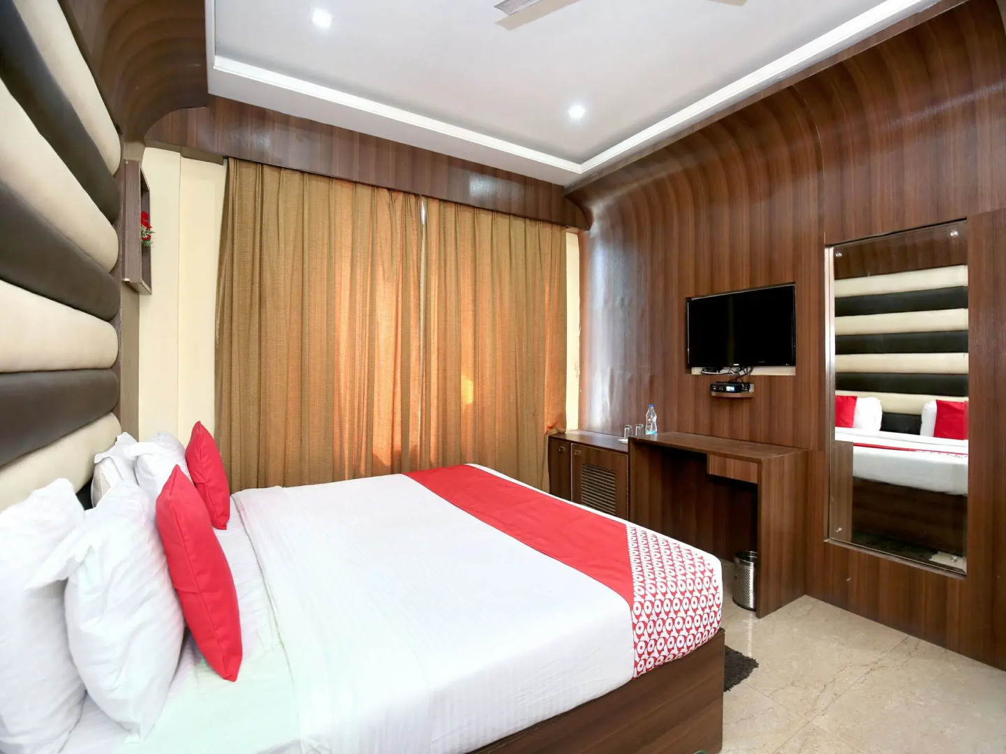 OYO 5710 The Majestic Crown Hotel