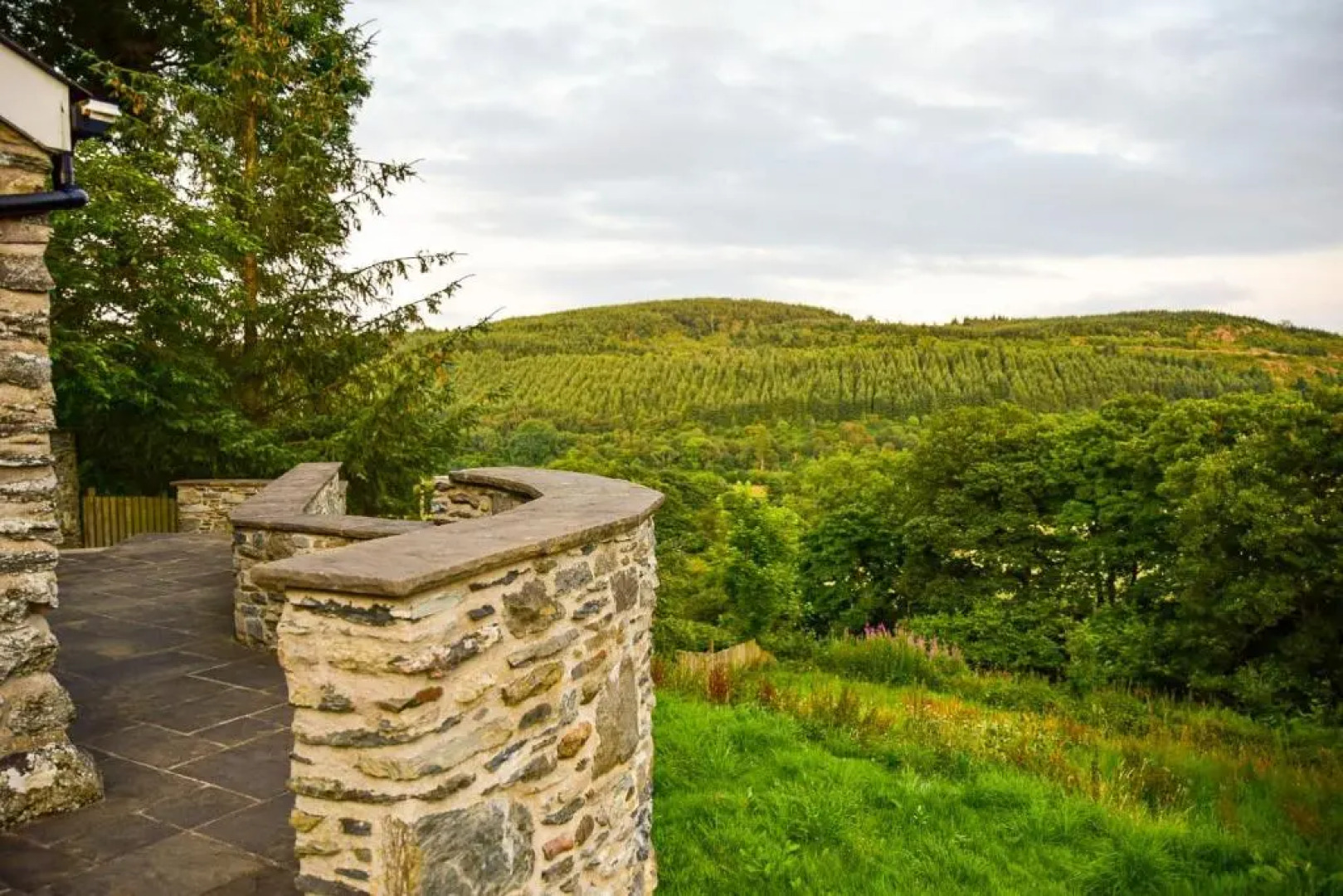 Stunning Large Barn Conversion in Betws Gwerfil Goch -Ty Cerrig Barn
