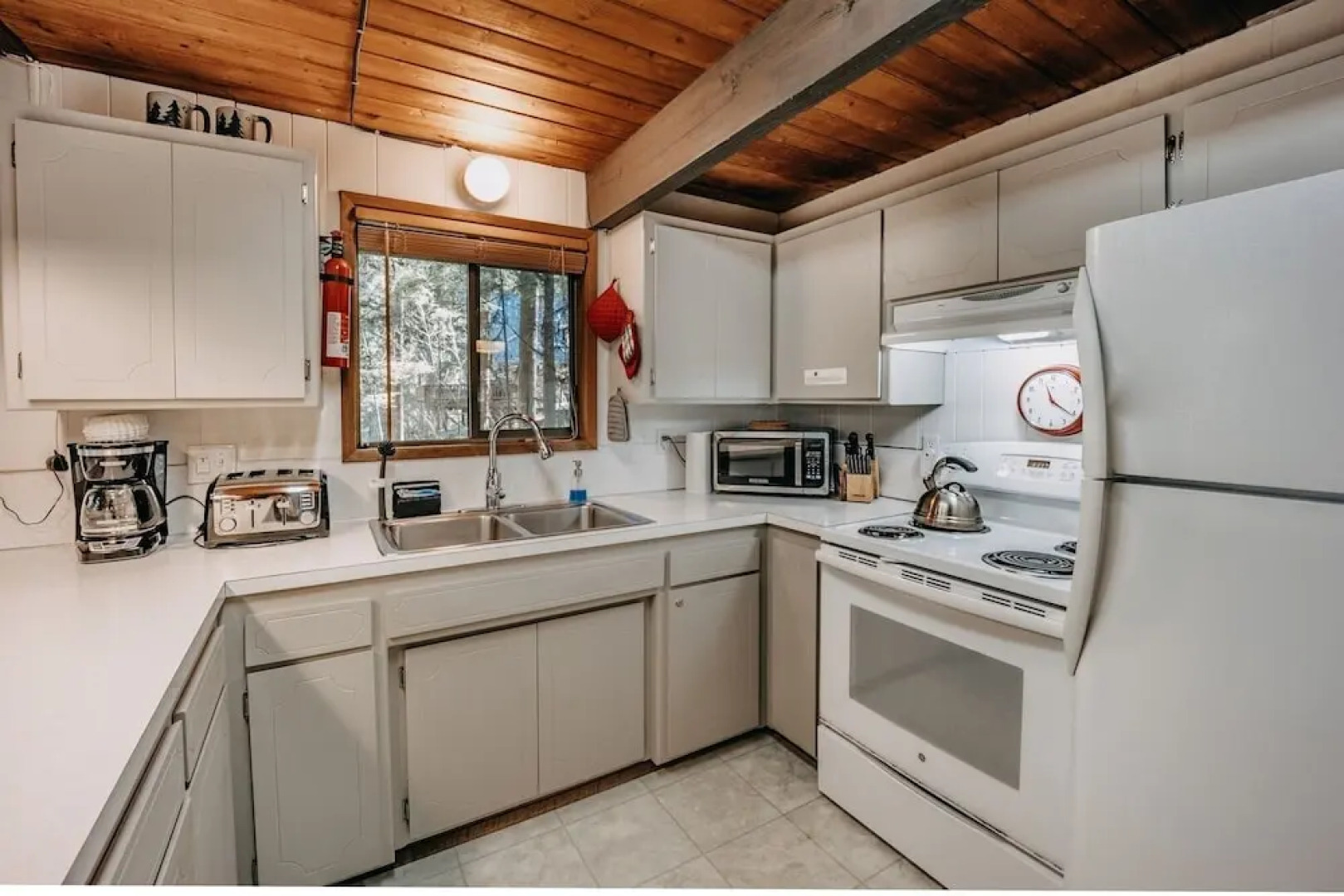 98sl - Hot Tub - Bbq - Pets Ok - Wifi - Sleeps 6 2 Bedroom Home by RedAwning