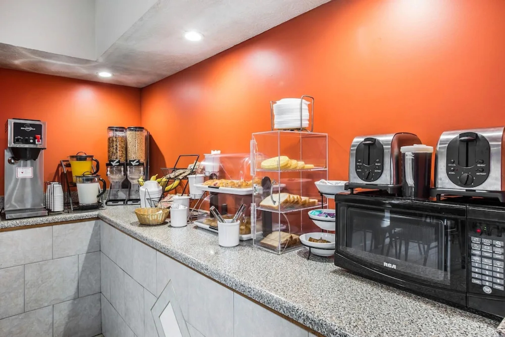 Econo Lodge Inn & Suites