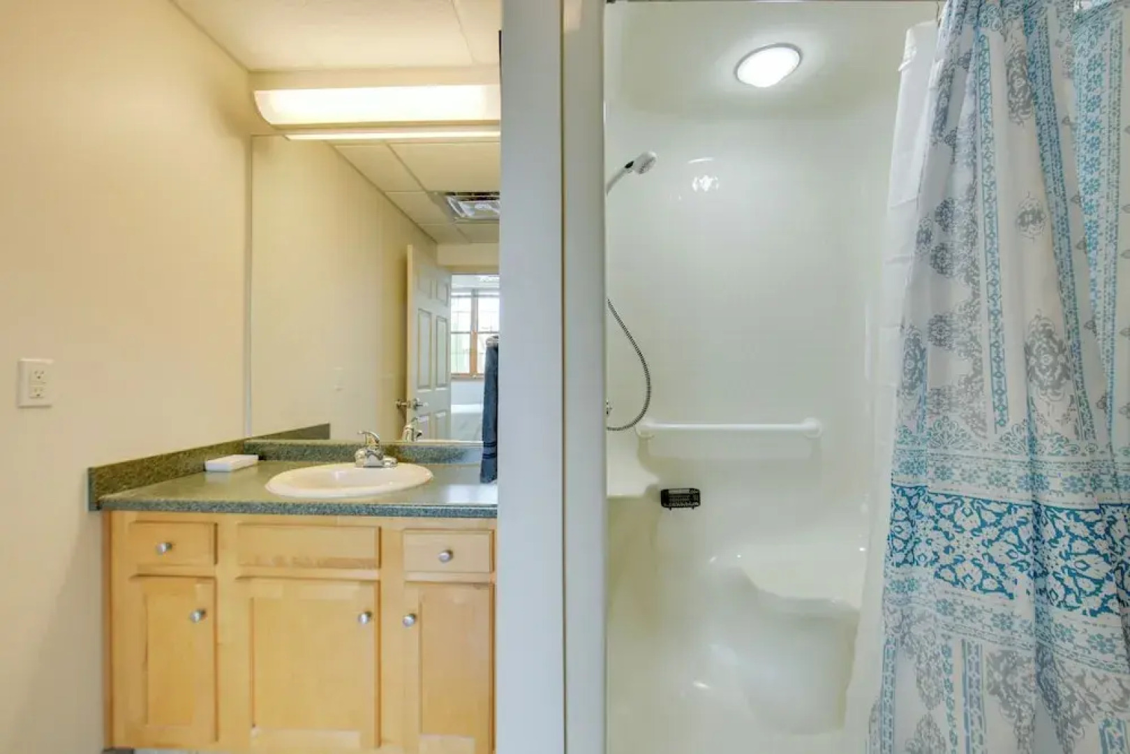 Conference Center & Pond: New Kensington Apartment