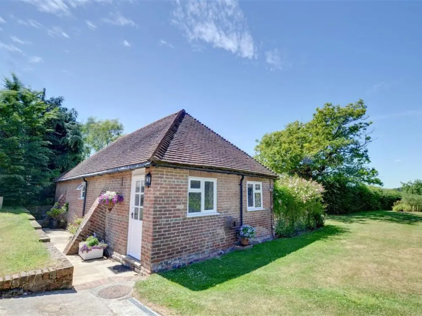 Romantic 1-bedroom Holiday Home in Goudhurst With Garden