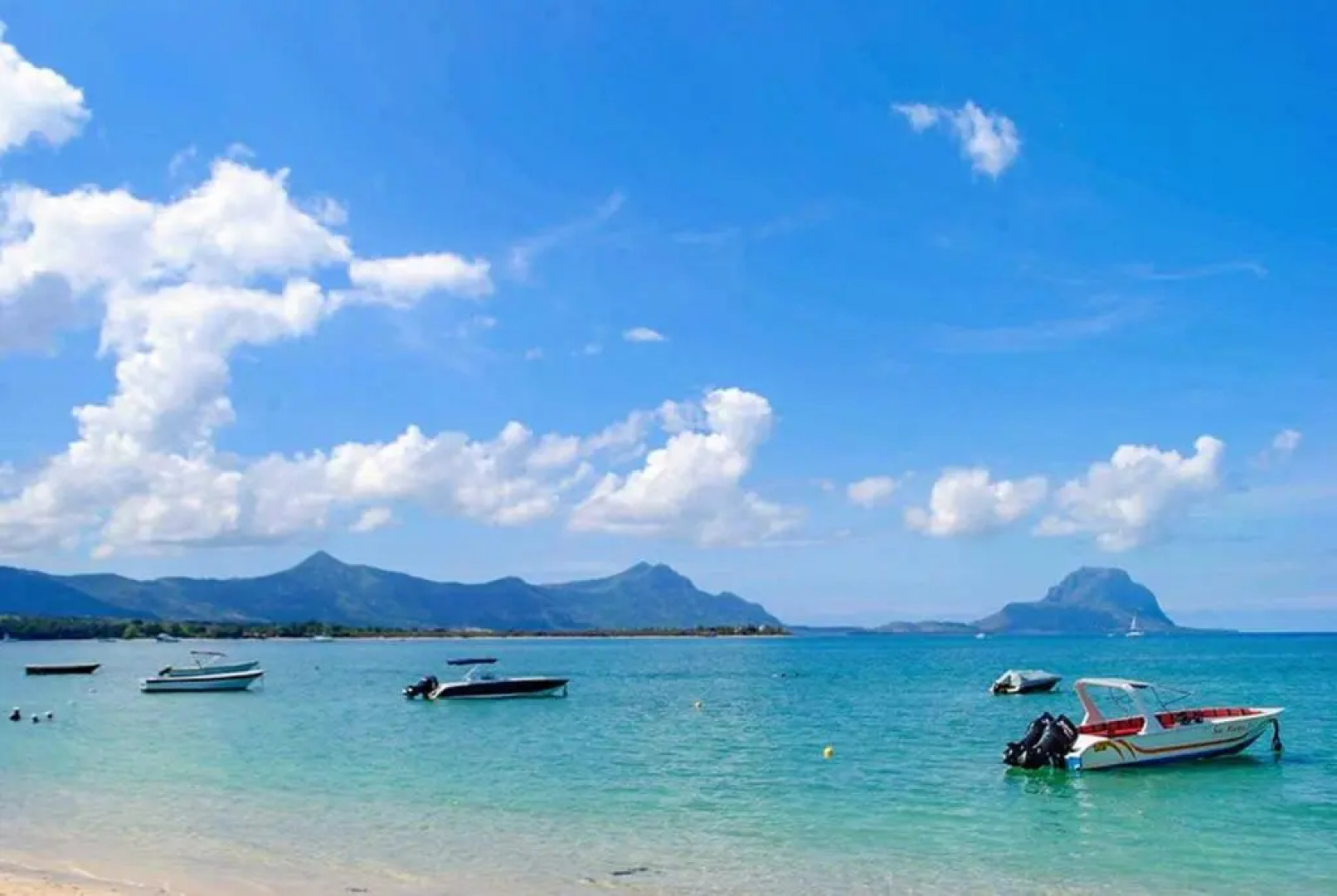 L'Escale 3 bedrooms Sea View and Beachfront Suite by Dream Escapes