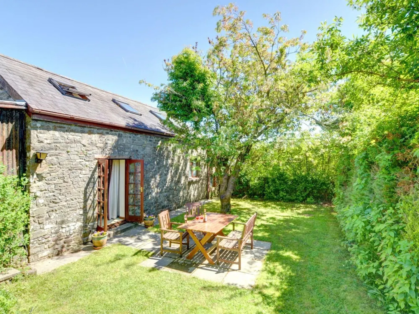 Centrally Located Home near Gardens & Castle of West Wales