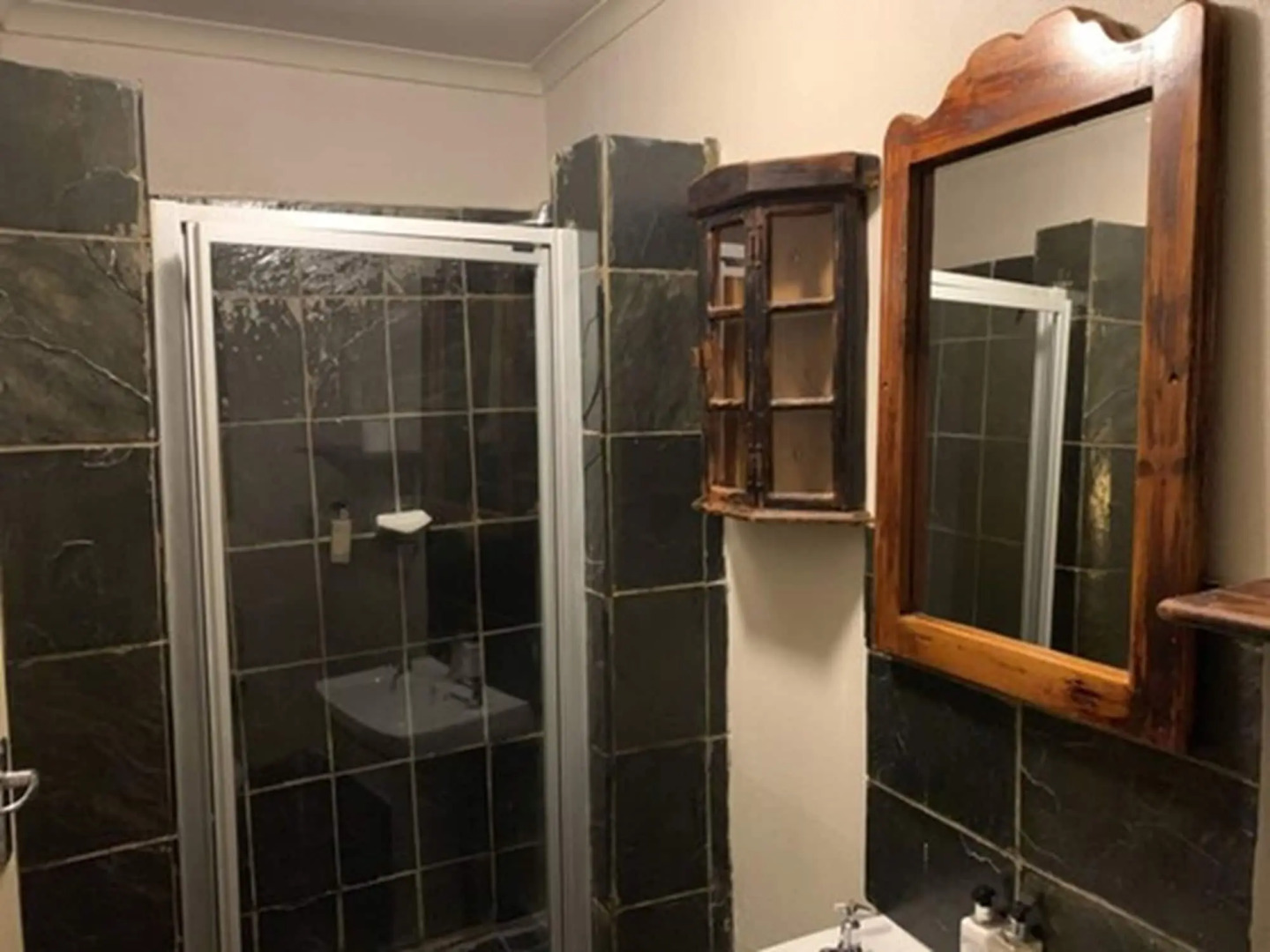 Shangri-La Country Hotel