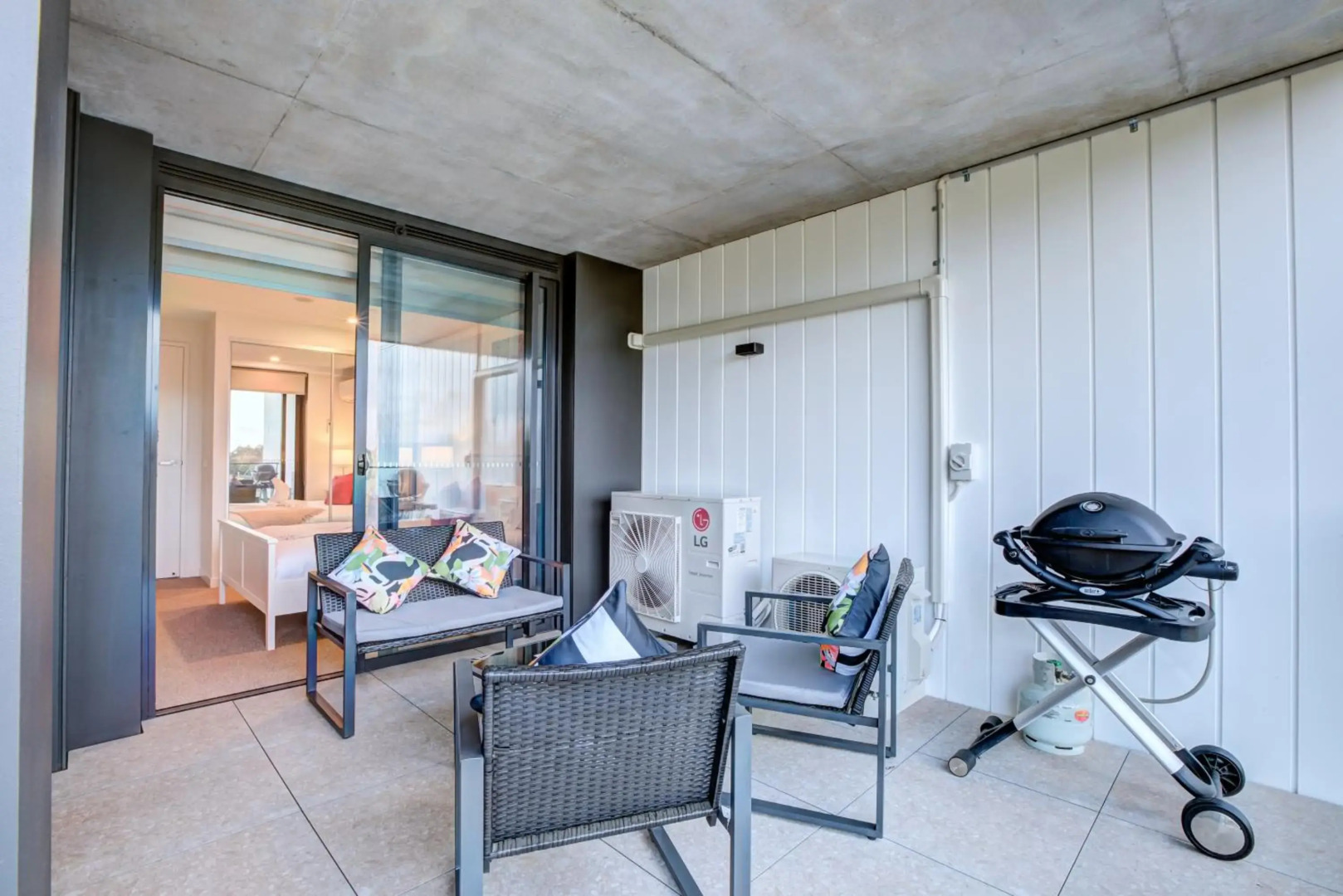 The Hamptons - Lux 2 Bed 2 Bath, Pool - Central Location