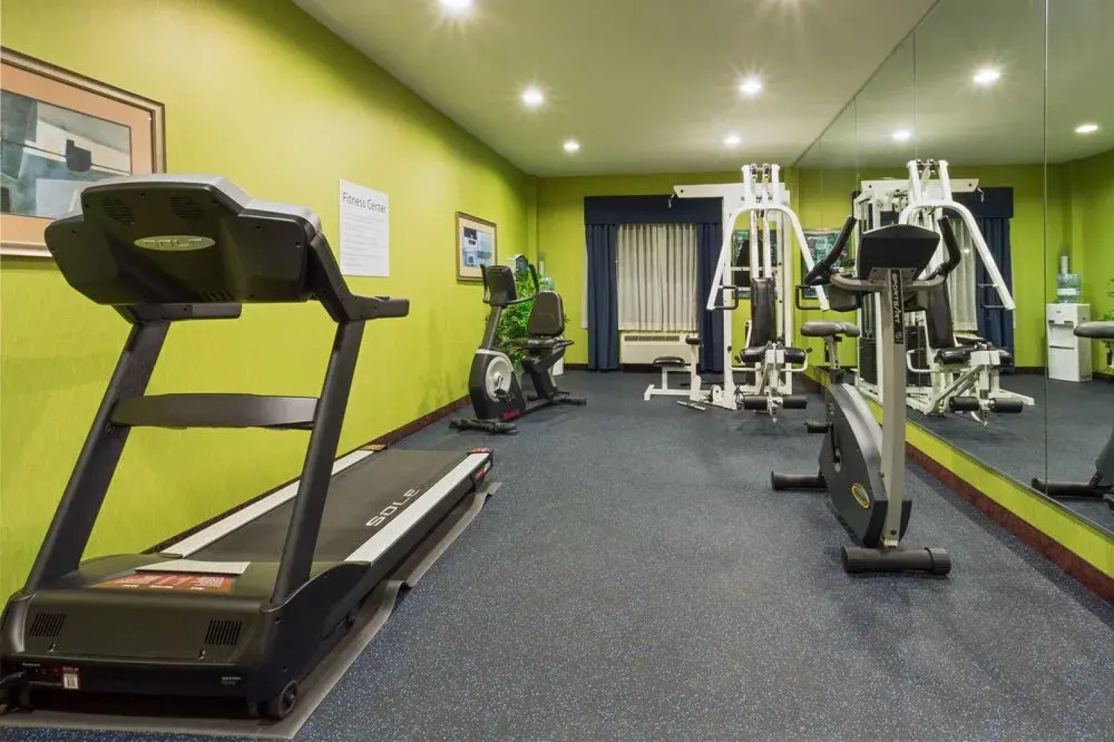 Holiday Inn Express & Suites Tower Center New Brunswick