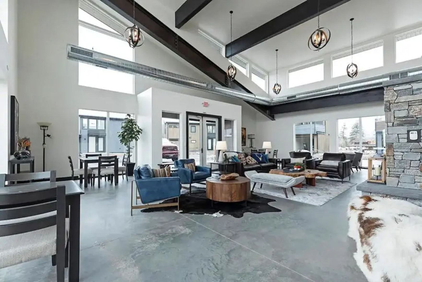 Modern Ski Chalet, 10mins to Skiing, Hot Tub & Mountain Views