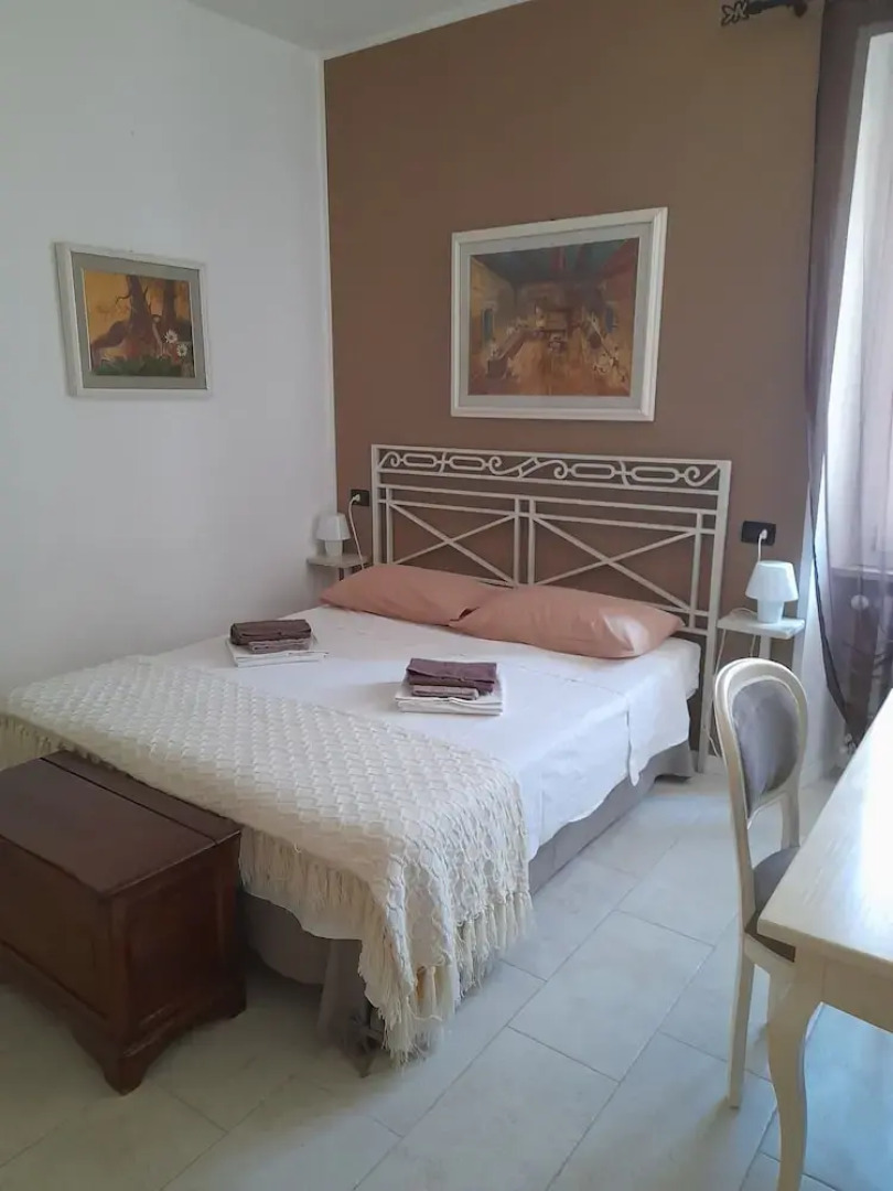 Dueterre Room & Host