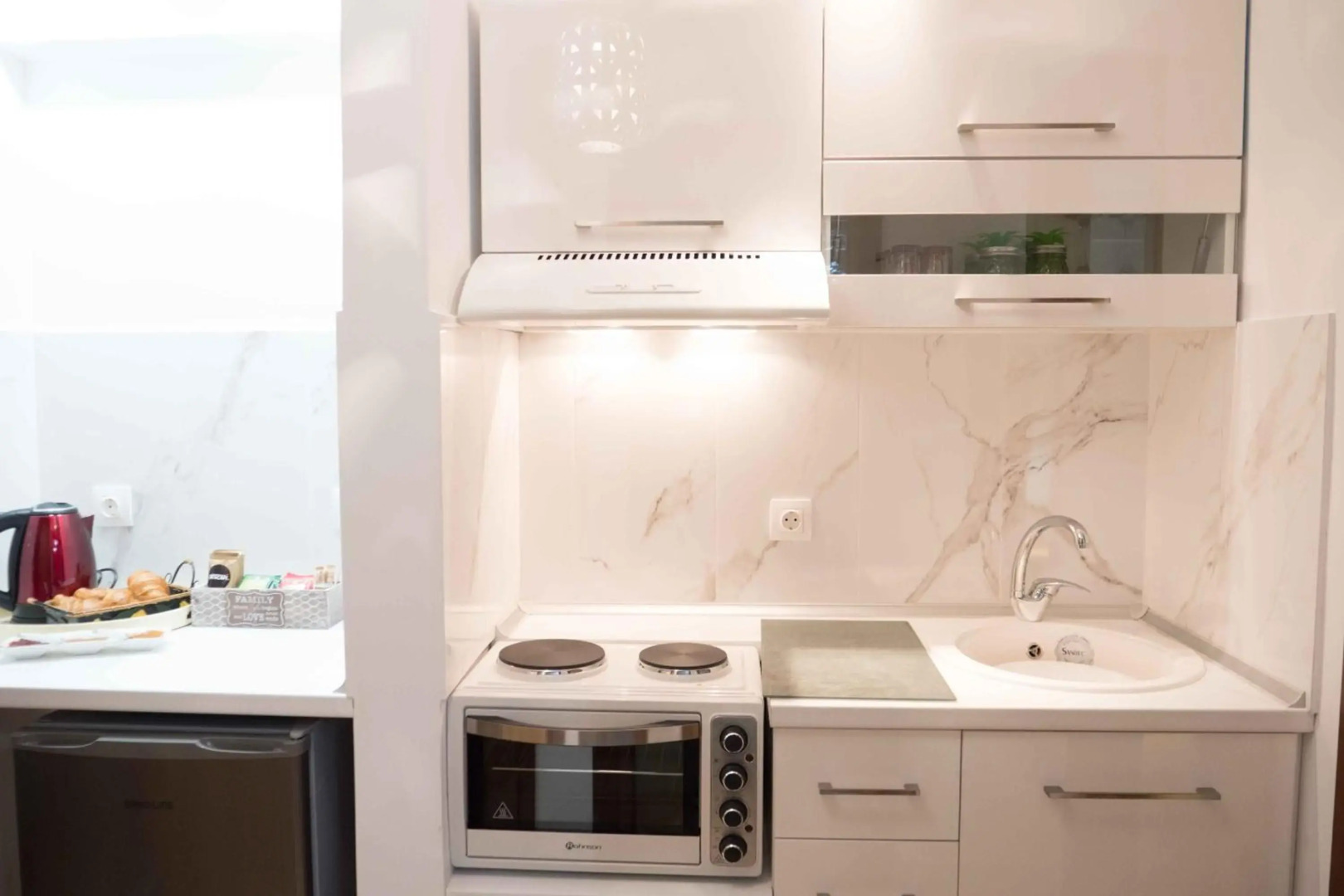 Tranquil Infinity Pool Getaway (private jacuzzi and steam bath, pool, garden, sea and city views)