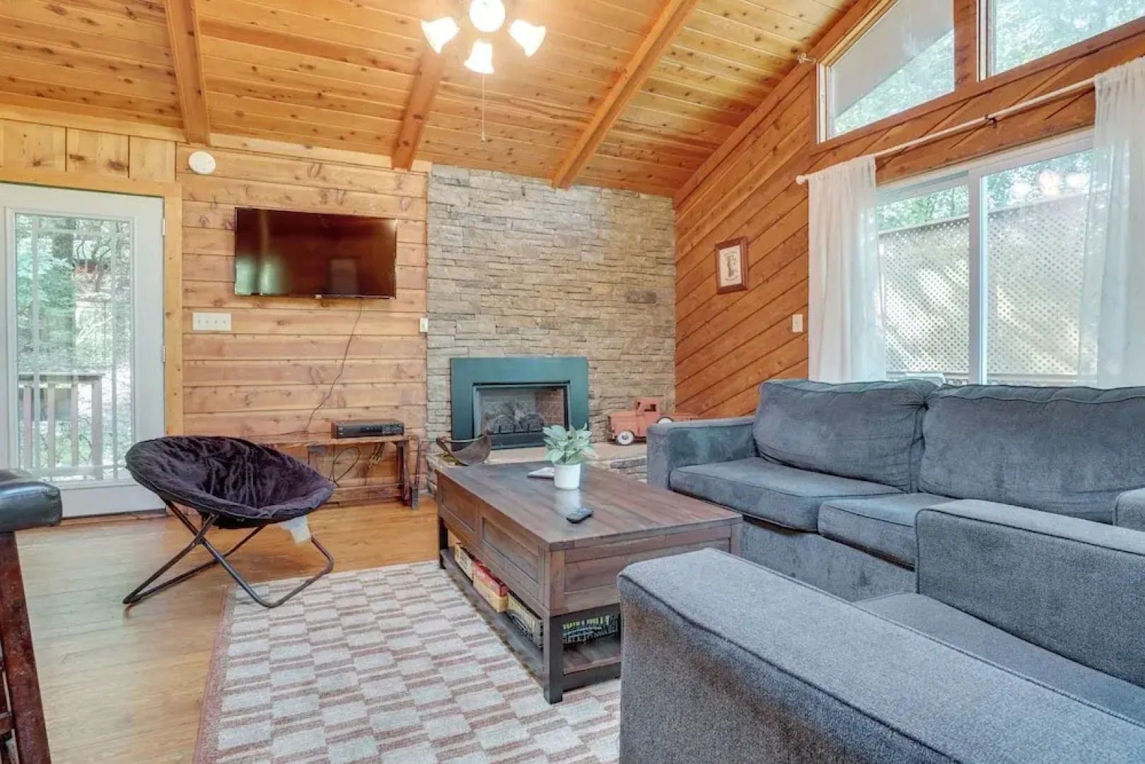 Private Hot Tub & Game Room: Cleveland Getaway