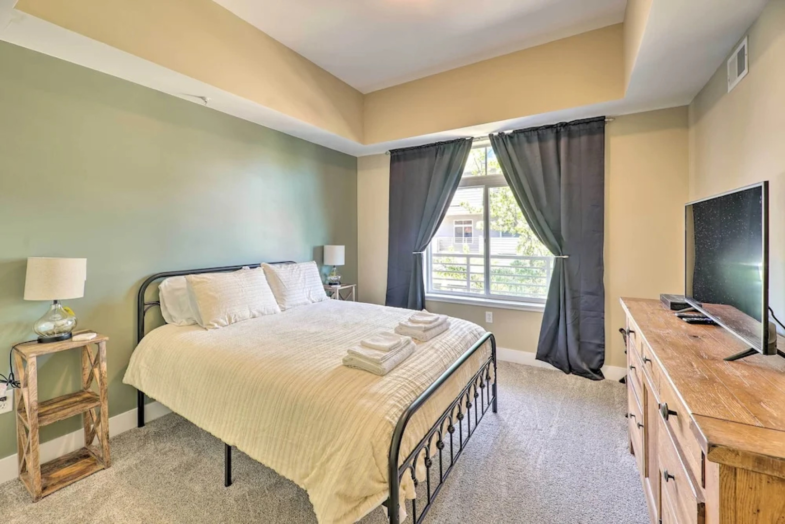 Grand Haven Condo - Walk to Nearby Hot Spots!