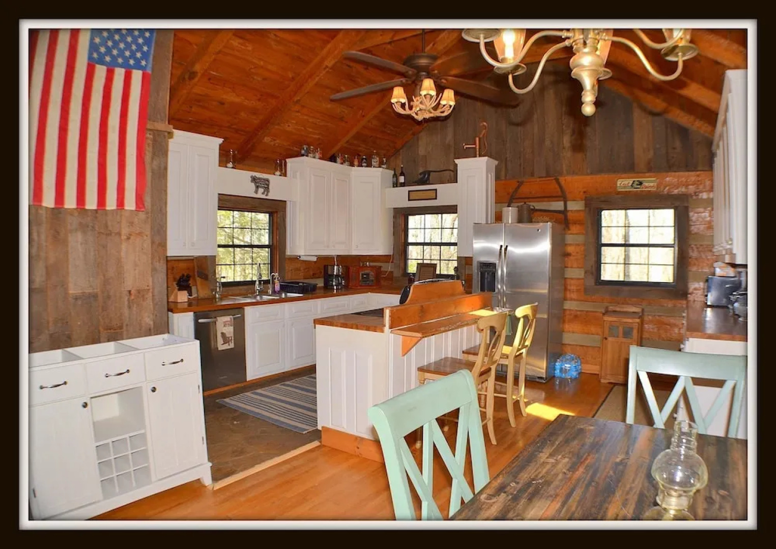 Logged Inn - 3 Br cabin by RedAwning