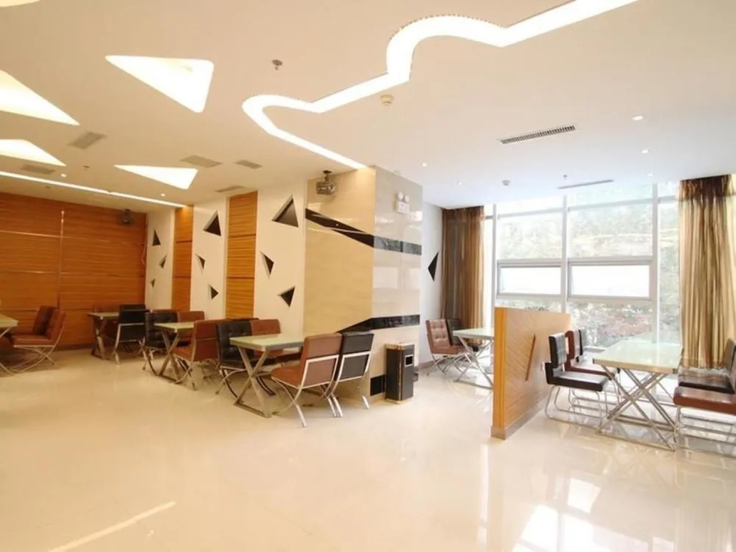 Urumqi City Langcheng Hotel