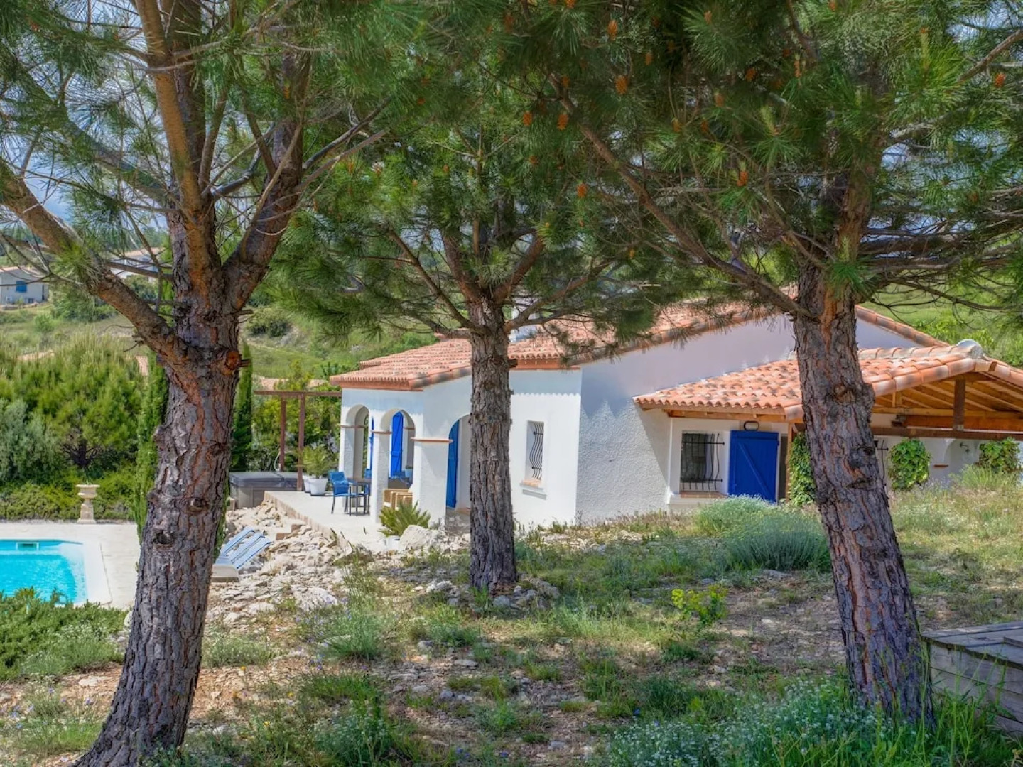 Luxurious Villa in Camplong With Jacuzzi