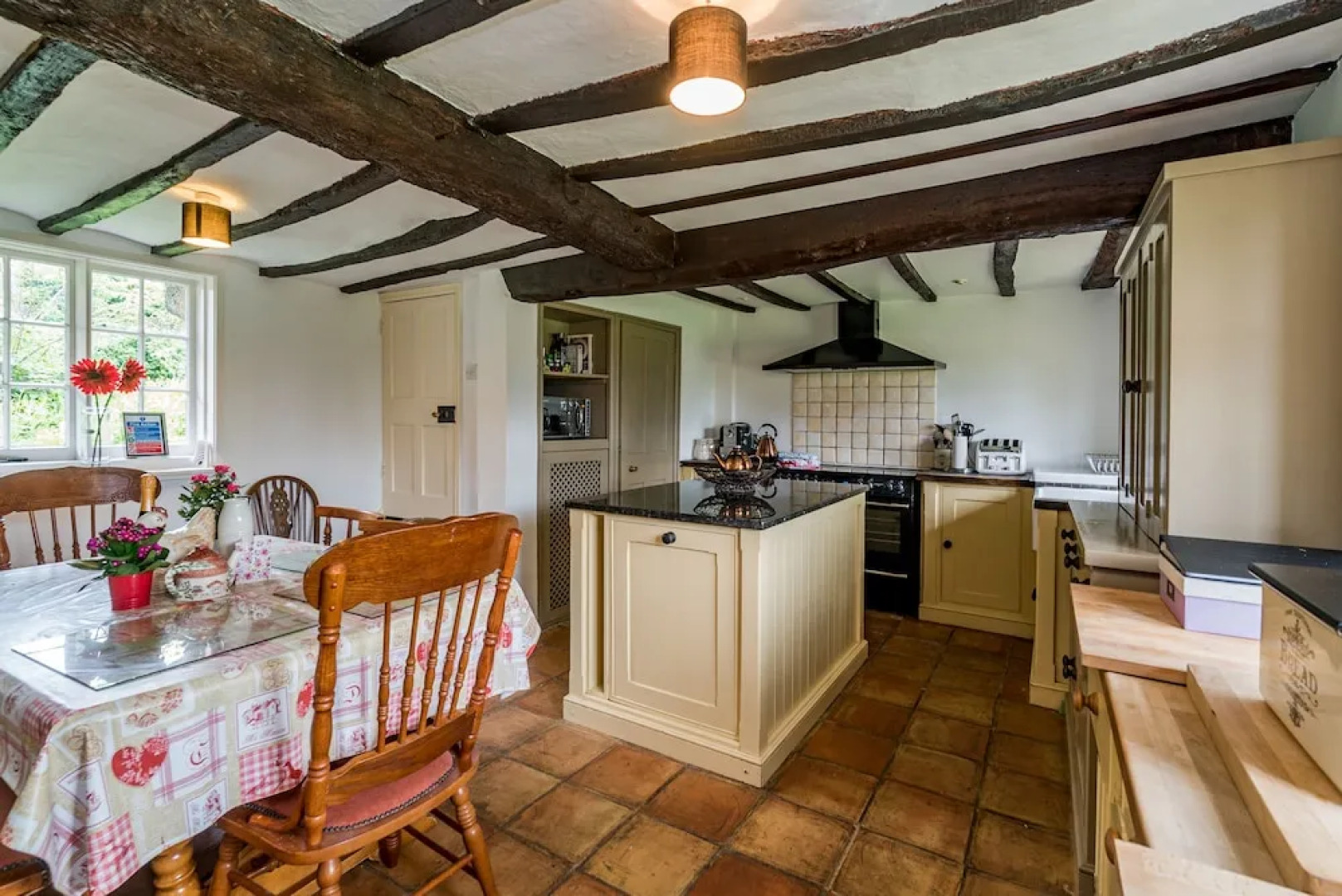 Yew Tree Cottage- Sleeps 12, Garden & Pet-friendly