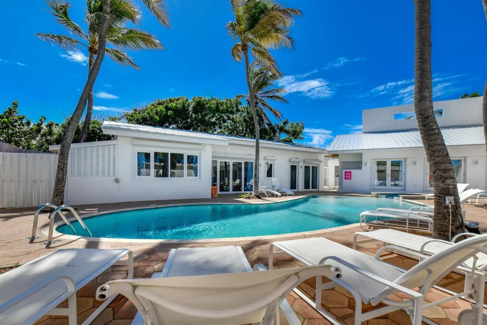 Ocean Front 7-bedroom 7-bath Sunset Views Malmok!