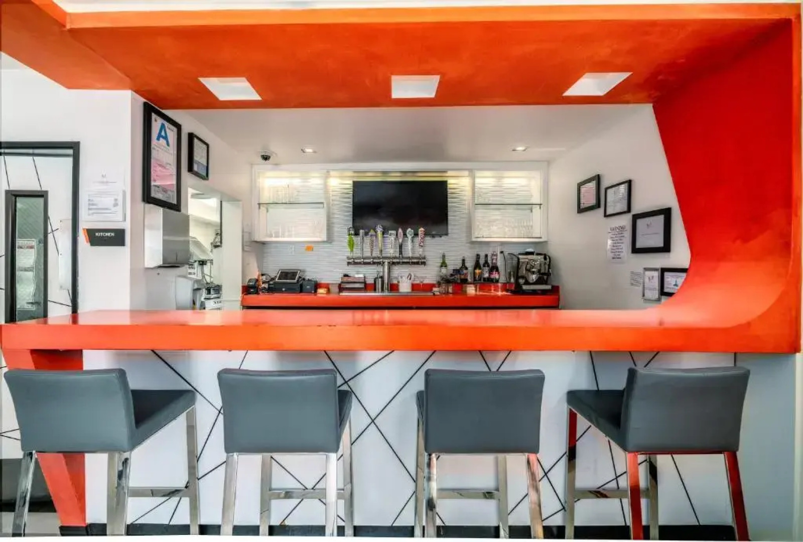 Econo Lodge and Suites