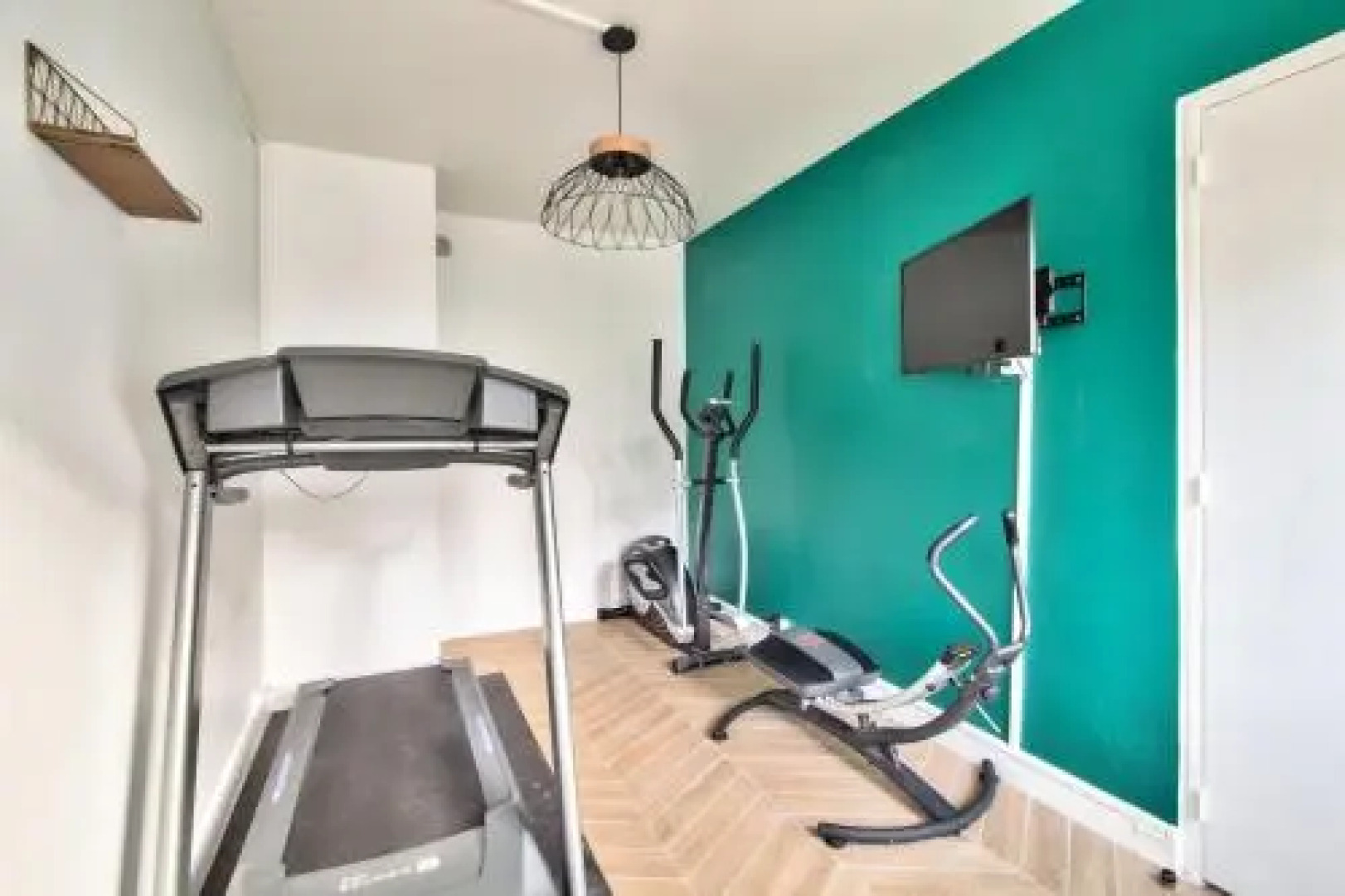 Chic And Spacious Apart With Parking