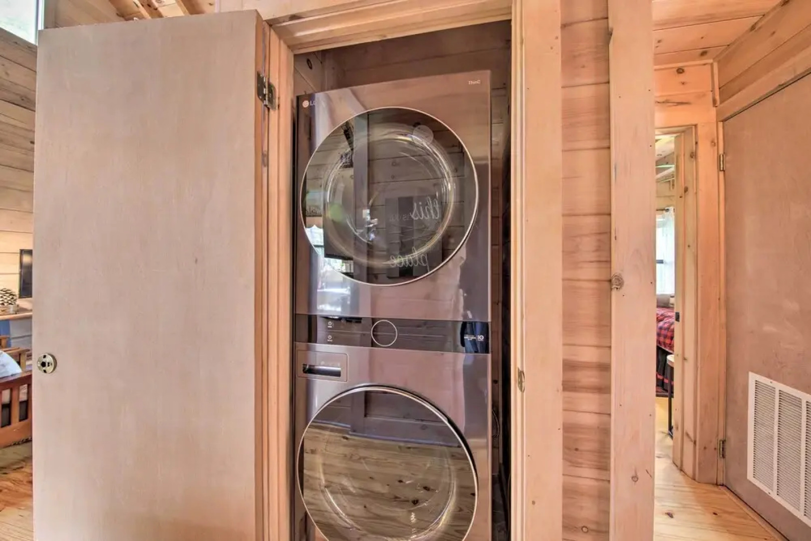 Treetop Hideout w/ Long-range Mountain Views!