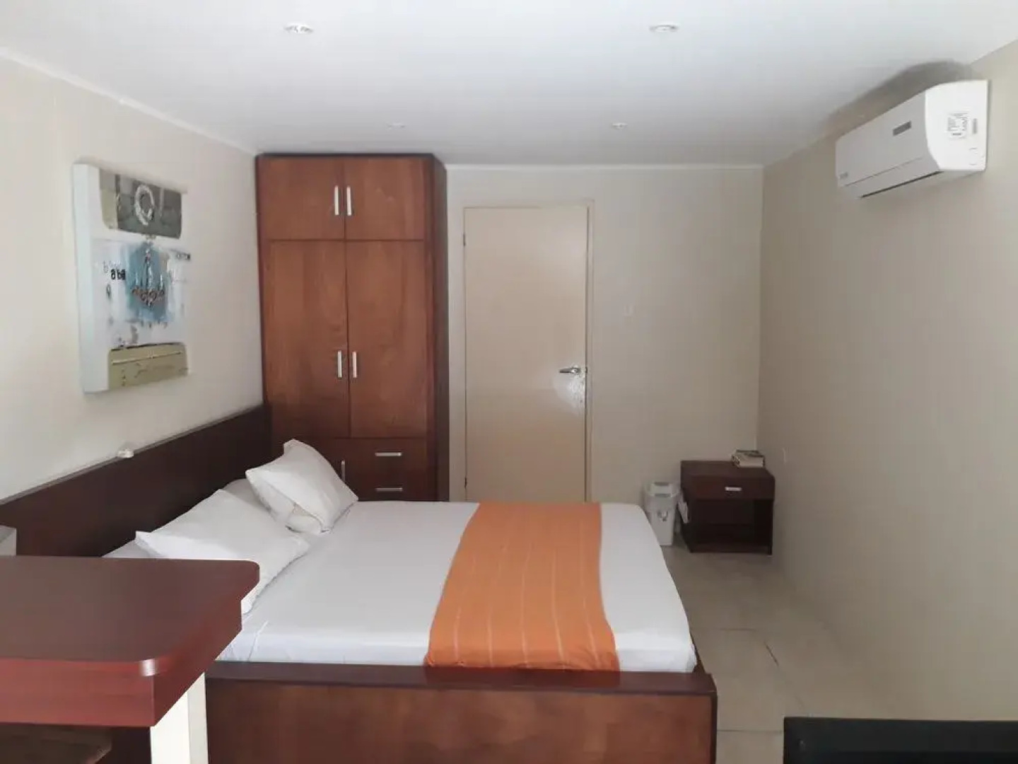 White Beach Apartments Palm Beach