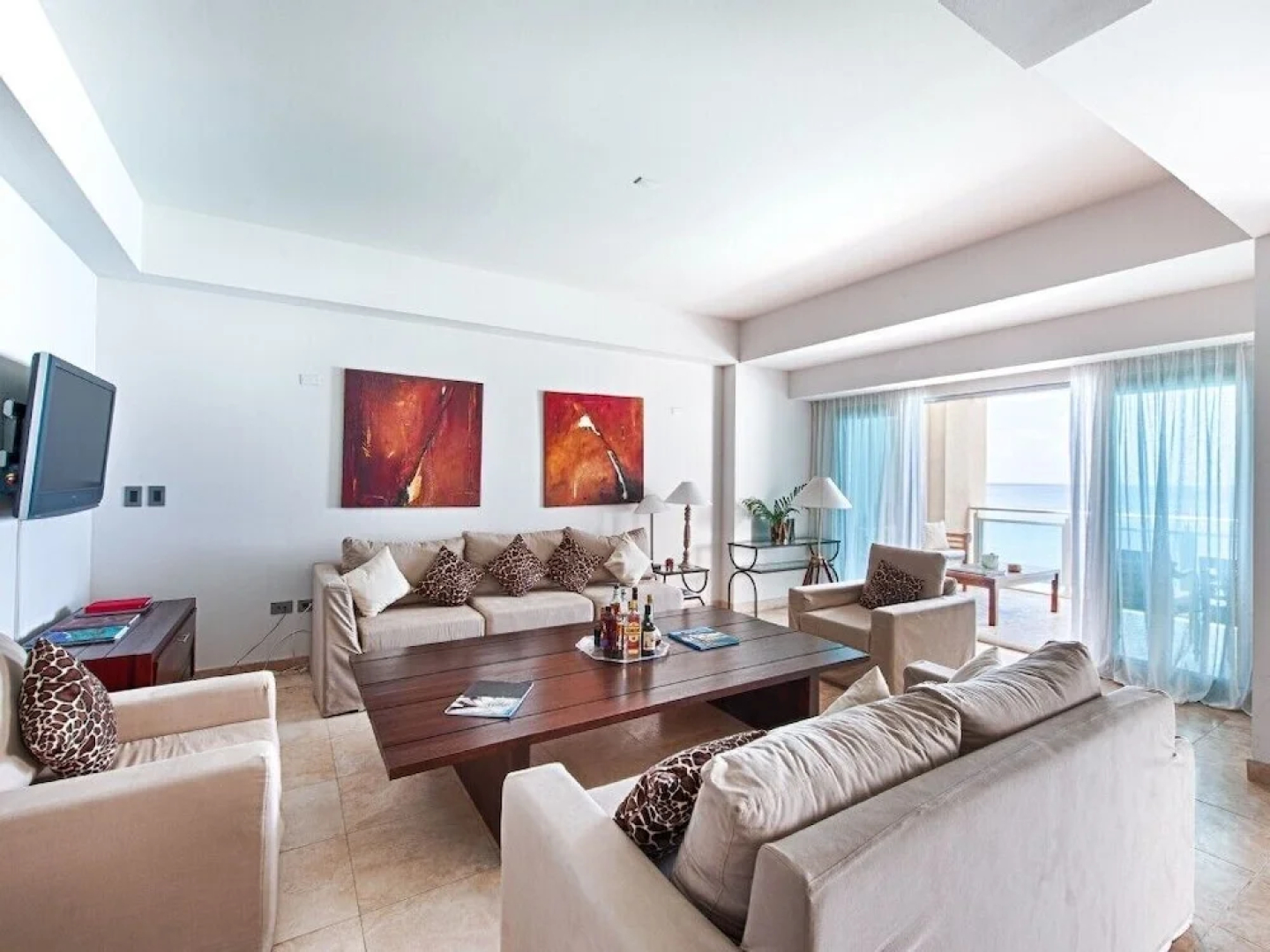 *The CLIFF_ BEACHFRONT and LUXURY MODERN UNIT* C2