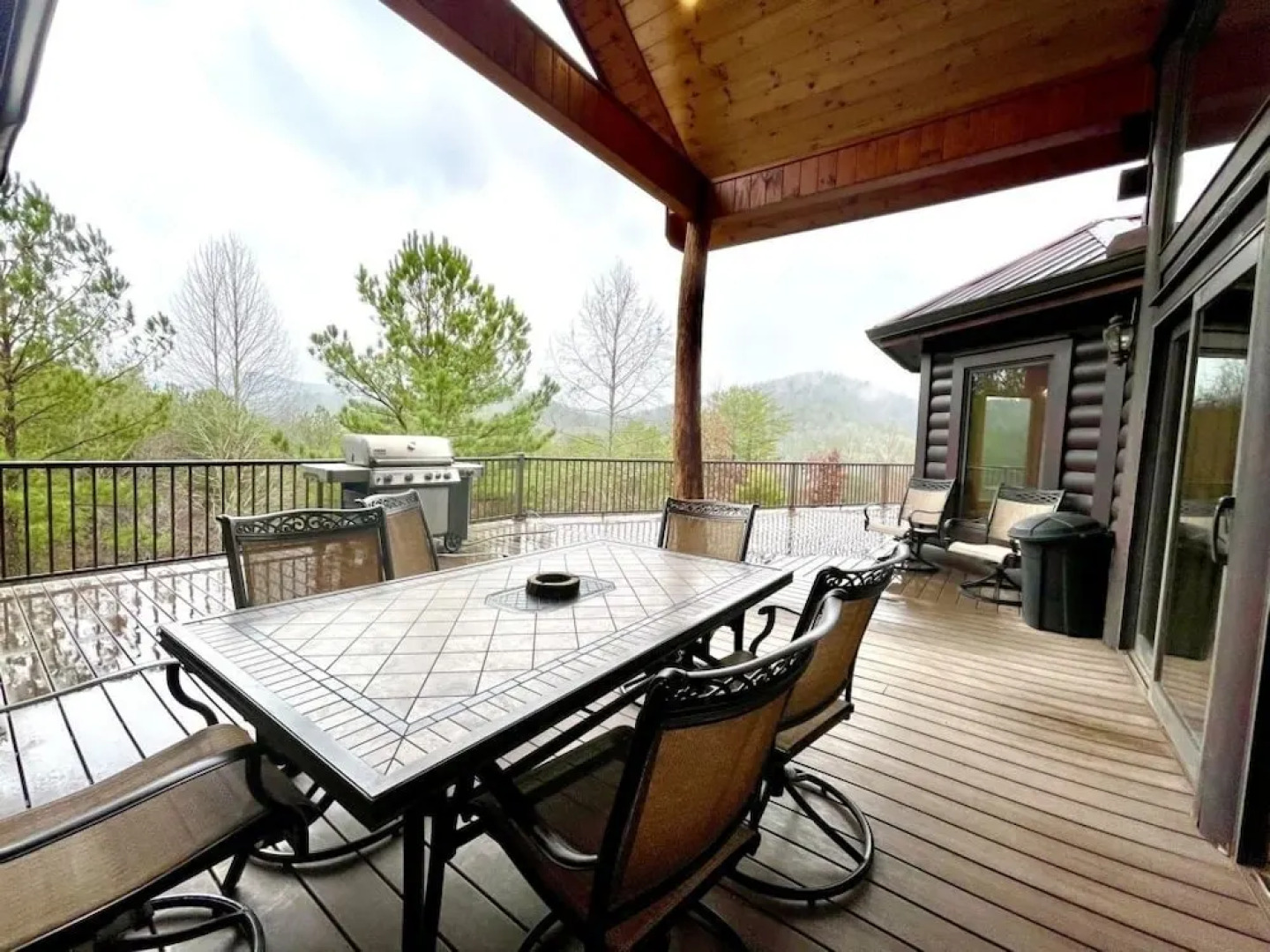 A true log cabin with 360 degree mountain views - Pet and Motorcycle friendly! 5 Bedroom Cabin by RedAwning