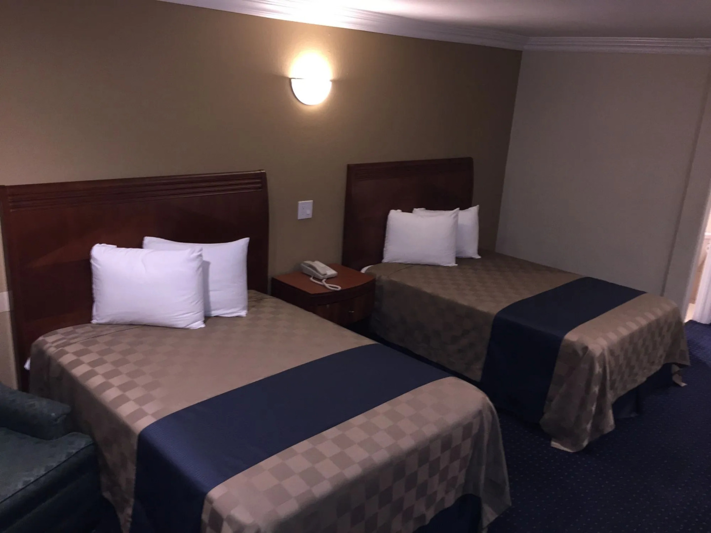 Walnut Inn & Suites West Covina