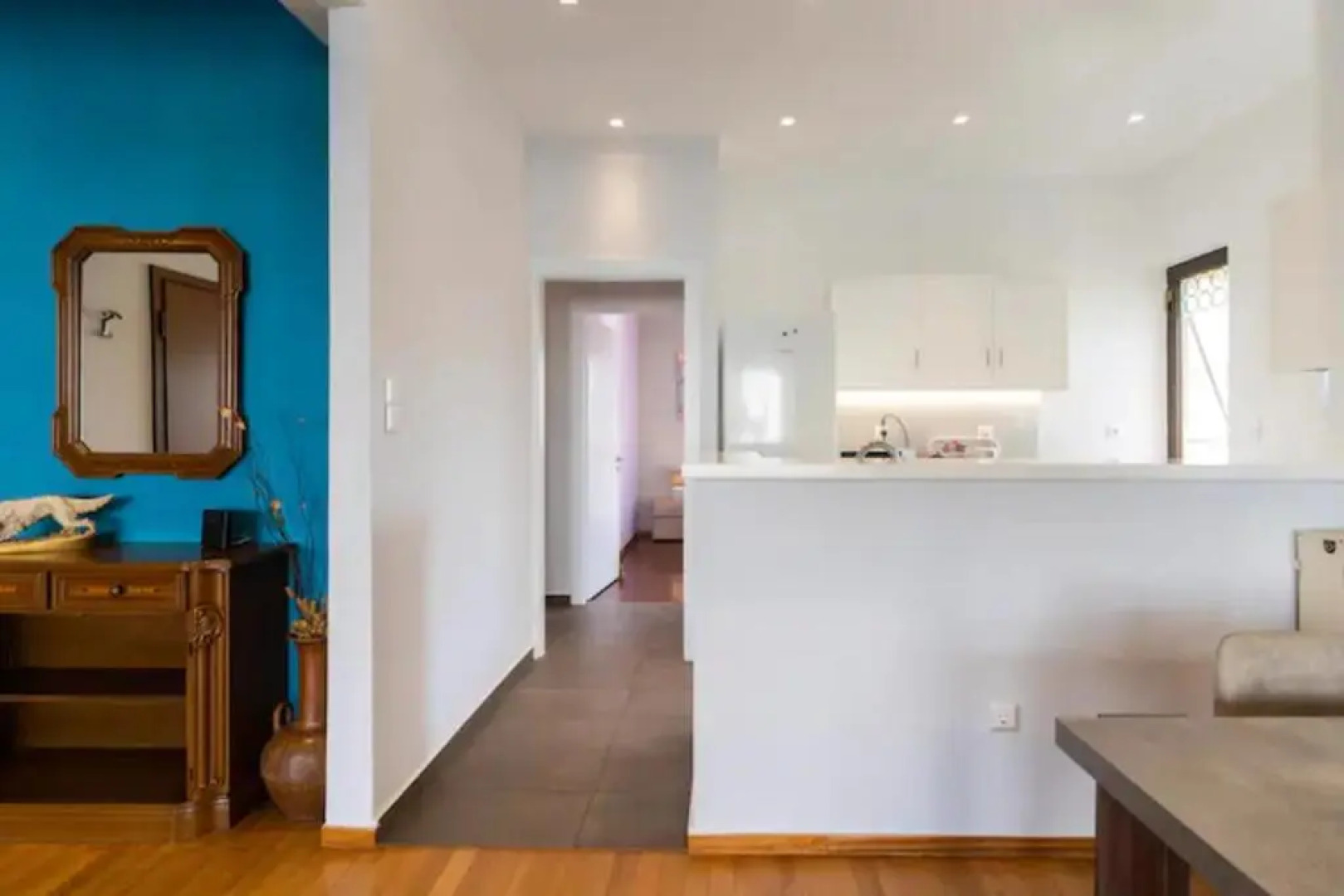 Βright Walled Designed Apt in Glyfada Center