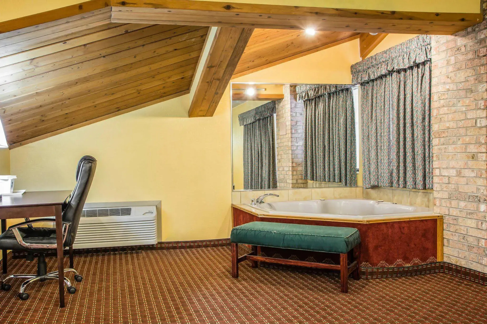 AmericInn by Wyndham Mosinee Central Wisconsin Airport