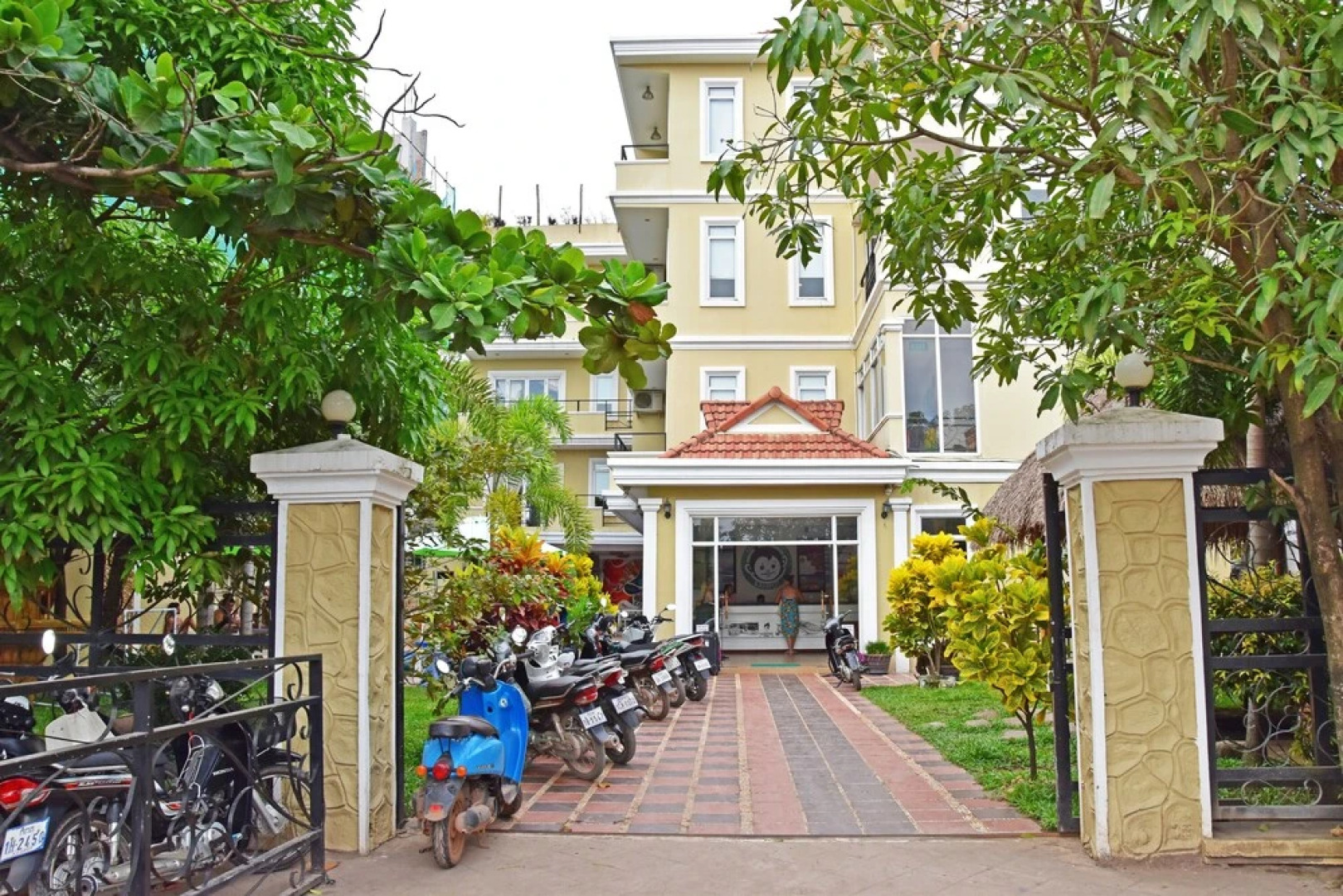 Mad Monkey Hostel Kampot