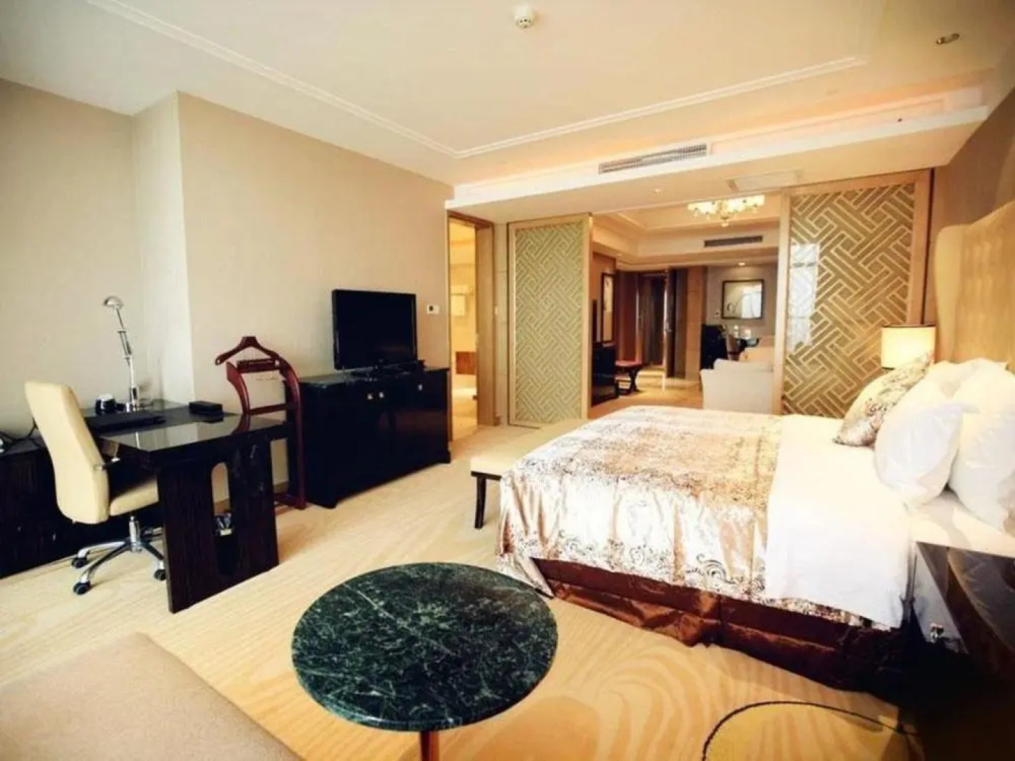 Landbridge Jinjiang Hotel