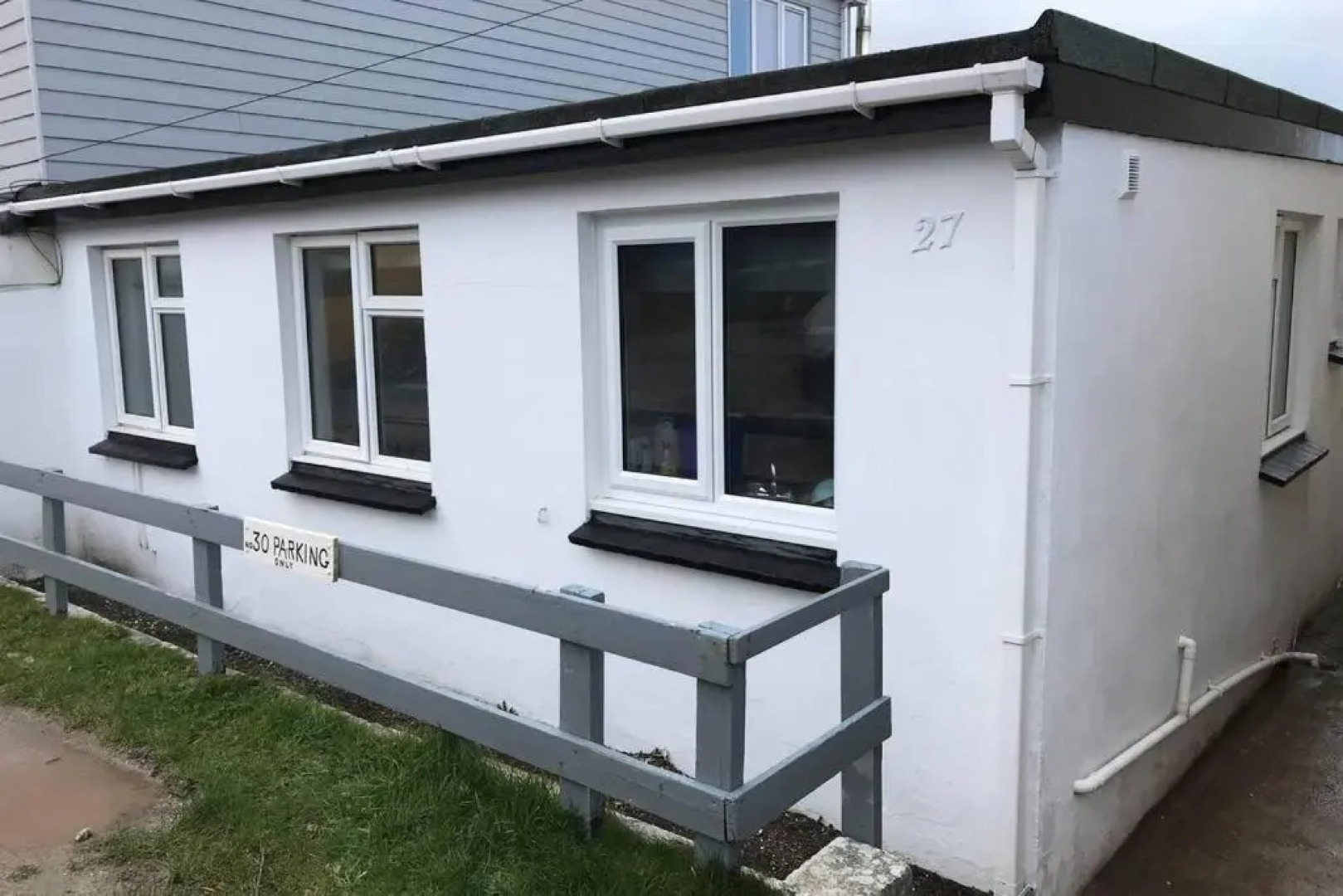 Cosy, Quiet bungalow, one minute from the beach.