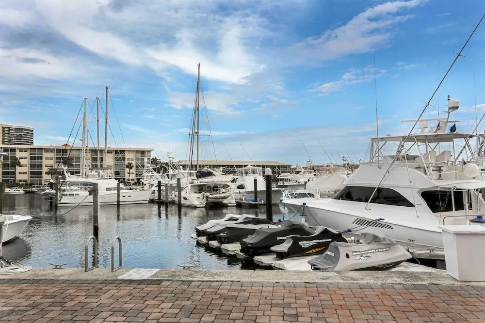 Camelot Waterfront Inn