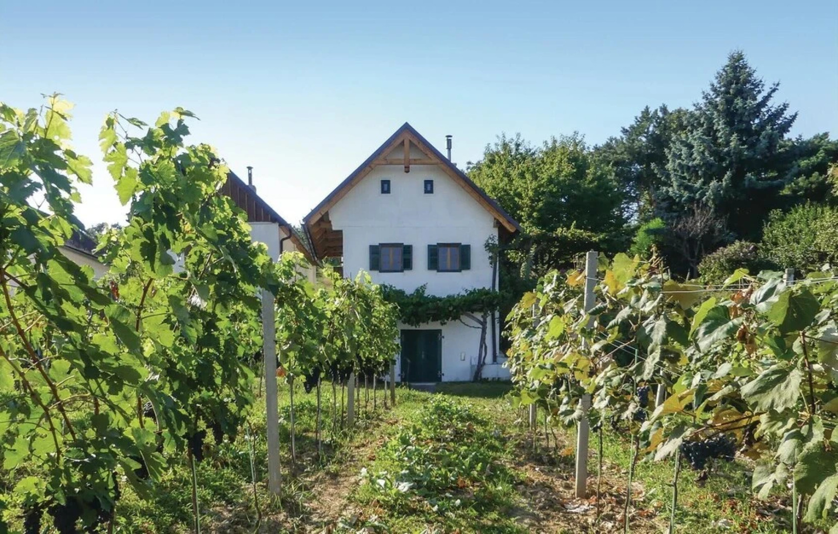 Stunning Home in Gaas With 2 Bedrooms