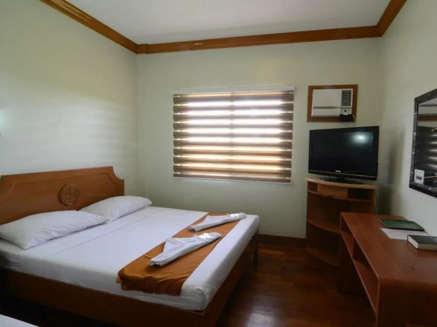 RedDoorz Premium @ Nick Hotel Gerona Tarlac