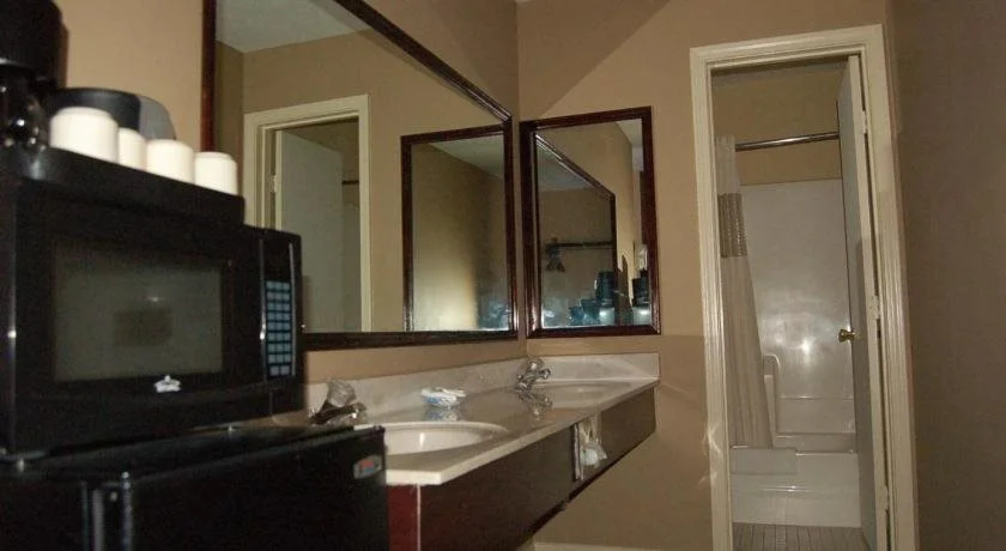 Golden Manor Inn & Suites