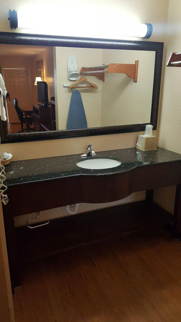 Regency Inn & Suites