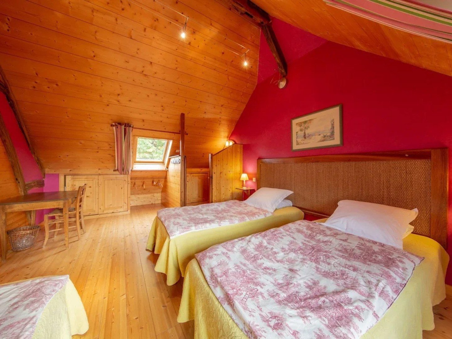 Fine Holiday Home in the Surroundings of Vitry-aux-loges Near Large Swimming Lake