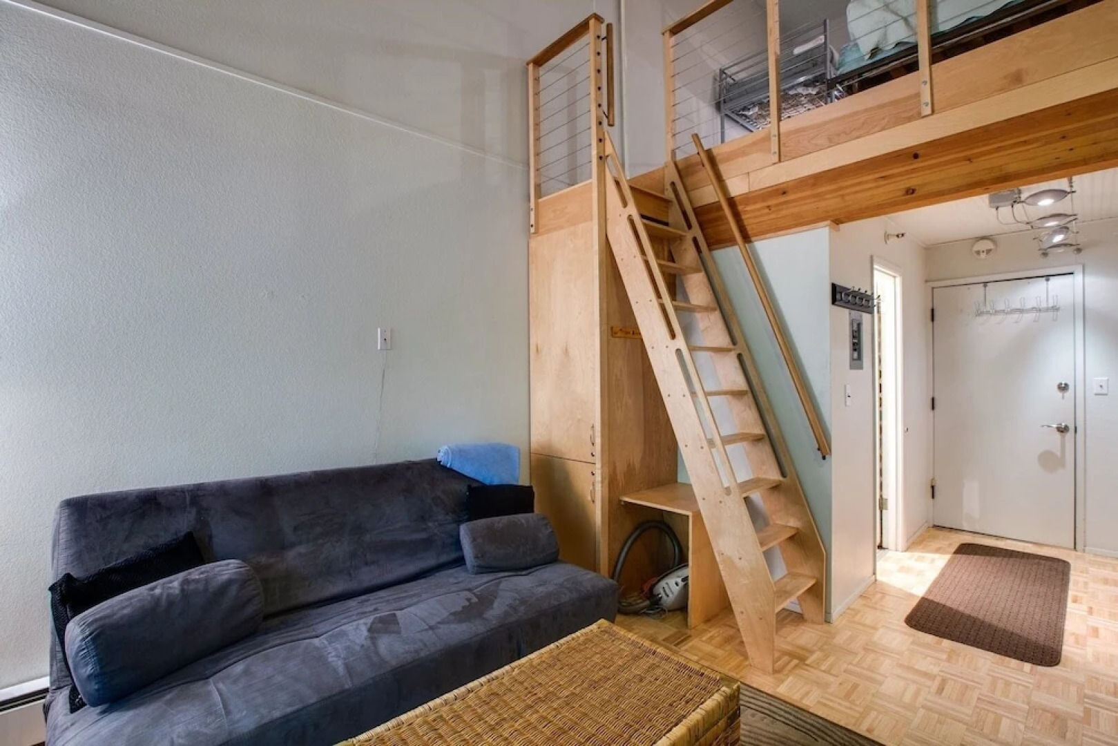 94sll - Inexpensive - Fireplace - Wifi - Sleeps 6 1 Bedroom Condo by RedAwning