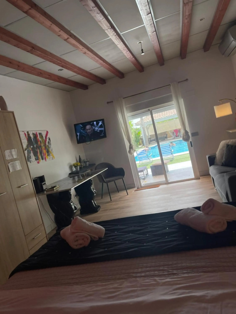 Habitación con cama extra doble más sofa cama apta hasta para 4 personas con baño privado