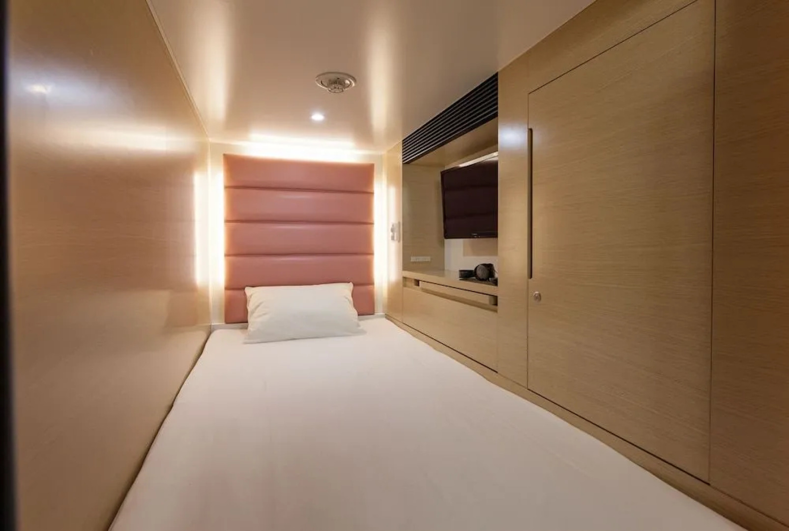 Y's Cabin Yokohama Kannai