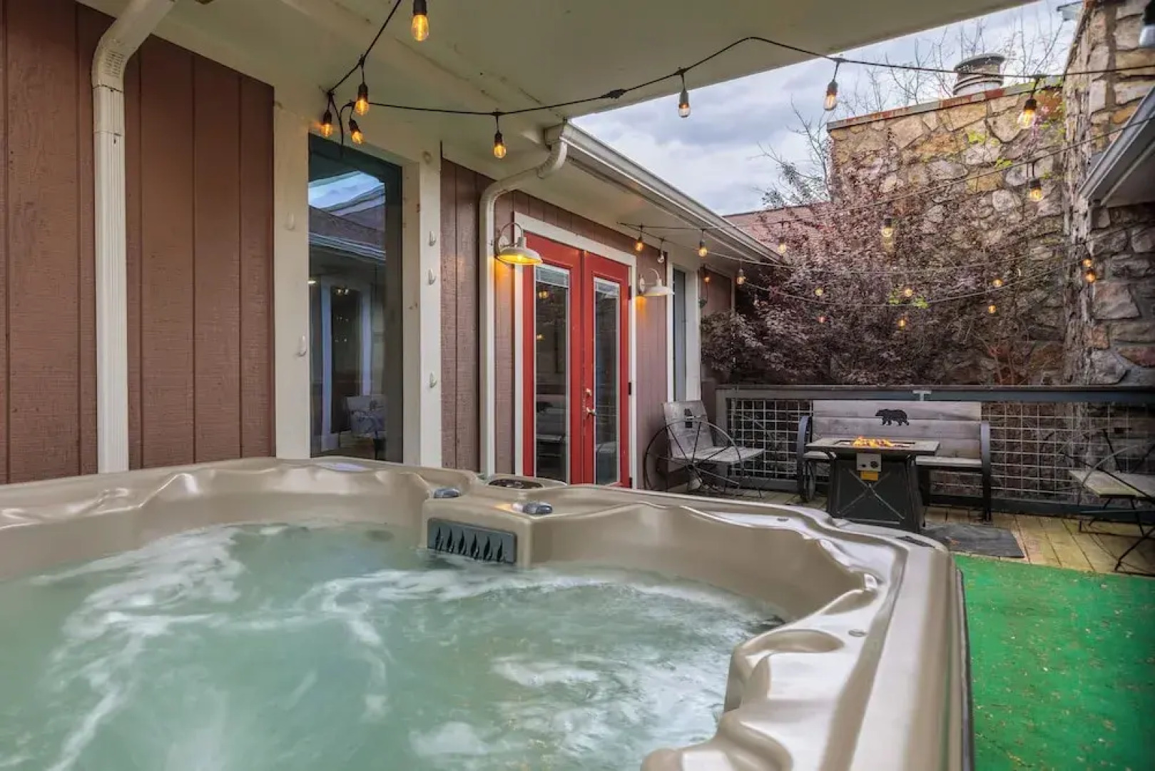 Hot Tub & Mini Golf: Mtn-view Haven in Kodak!