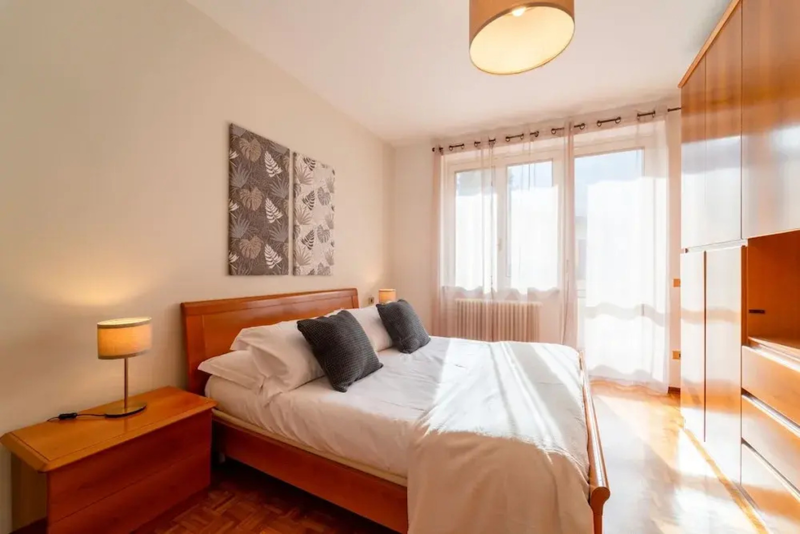 Scarlet Apartment With Garden