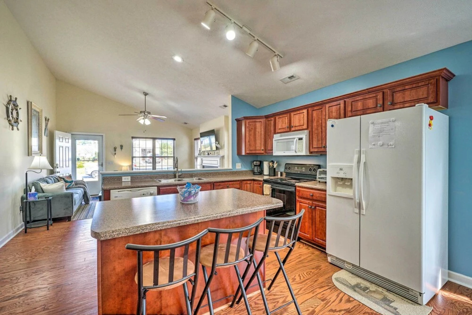 Shore2please: 4 Mi to Beach & Boat Rentals!