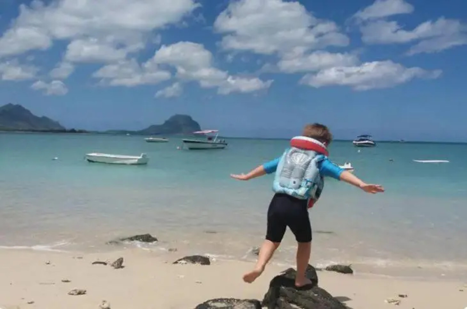 Comfy home-tropical garden & 5 min walk to beach