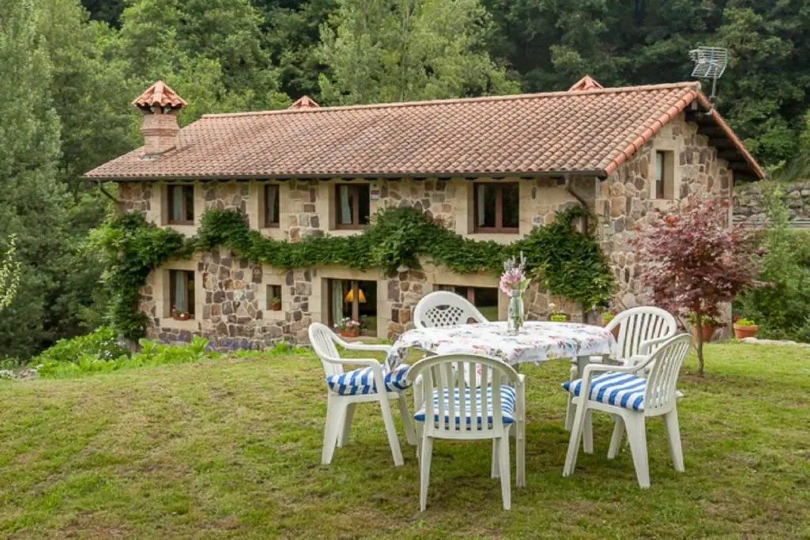 House with 3 bedrooms in Cantabria with wonderful lake view enclosed garden and WiFi 11 km from the beach